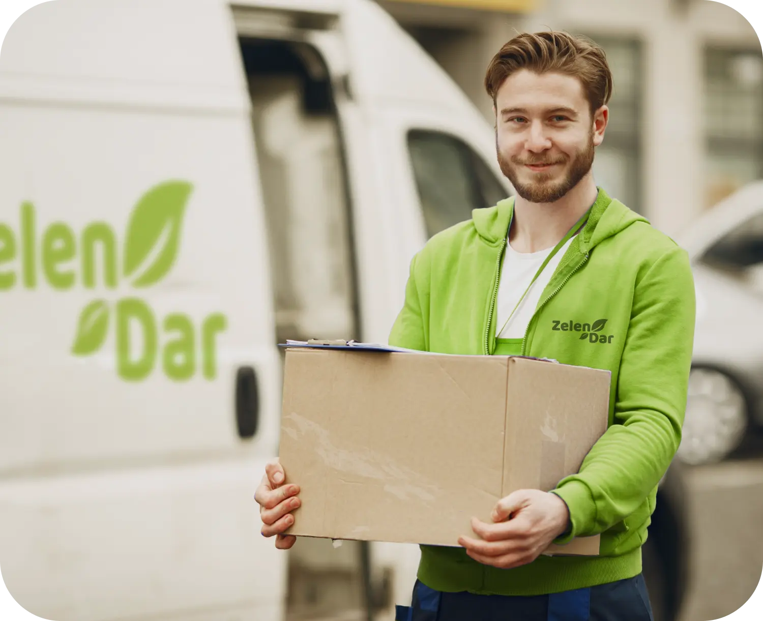 фото співробітника компанії Зелендар біля брендованої машини